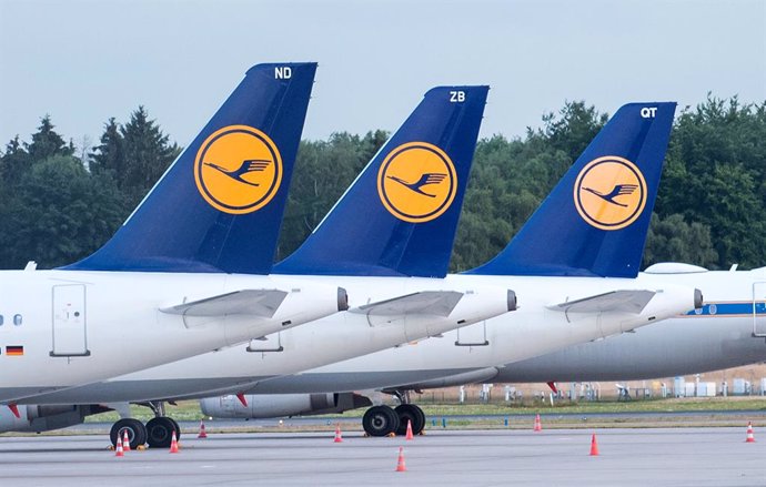 Archivo - FILED - 27 July 2022, Hamburg: Lufthansa aircraft are parked on the grounds of Hamburg airport. German airline Lufthansa on Thursday said that a strong summer quarter shows that it has emerged well out of the pandemic. Photo: Daniel Bockwoldt/