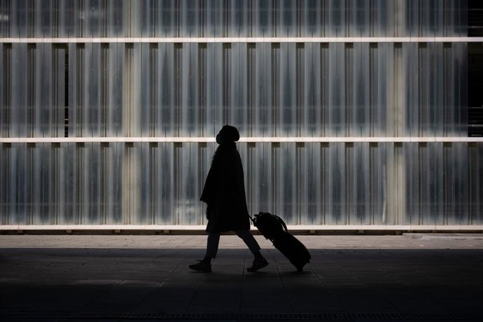 Archivo - Arxiu - Una dona camina amb el seu equipatge a l'Aeroport de Barcelona-El Prat, a 19 de novembre de 2021, al Prat de Llobregat, Barcelona, Catalunya (Espanya). 