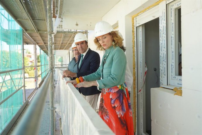 El consejero de Medio Ambiente, Vivienda y Ordenación del Territorio, Juan Carlos Suárez-Quiñones, visita unas obras en Zamora acompañado por la directora general de Vivienda, María Pardo, y por el alcalde de Zamora, Francisco Guarido.