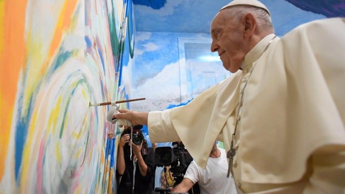 El Papa Francisco da una pincelada en el mural de Scholas Ocurrentes en Cascais.