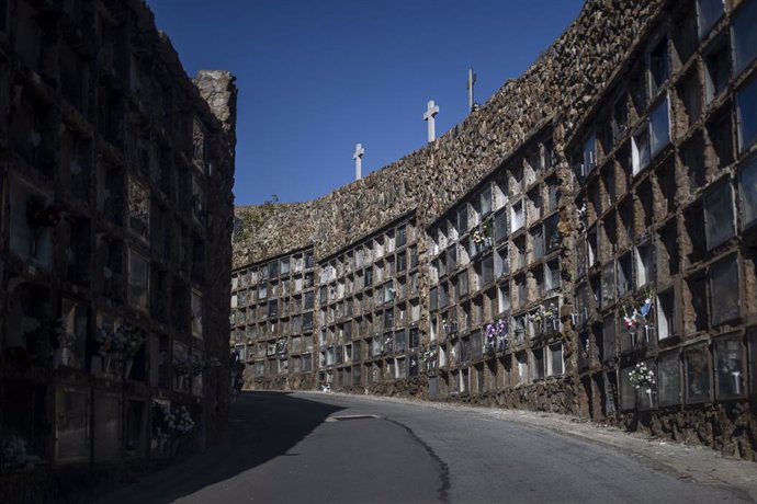 Archivo - Arxivo - Vista d'un conjunt de nínxols en el cementiri de Montjuc. Barcelona, Catalunya (Espanya). 