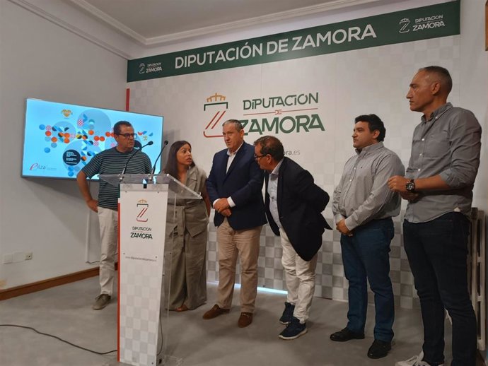 El presidente de la Diputación de Zamora, Javier Faúndez (tercero por la izquierda), junto con representantes del sector quesero de Zamora.