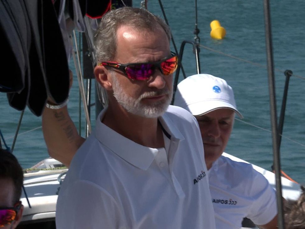 El Rey Felipe VI, una jornada más al timón del 'Aifos'