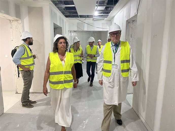 Catalina García durante su visita a las obras para la instalación de un PET-TAC en el Hospital de Jaén