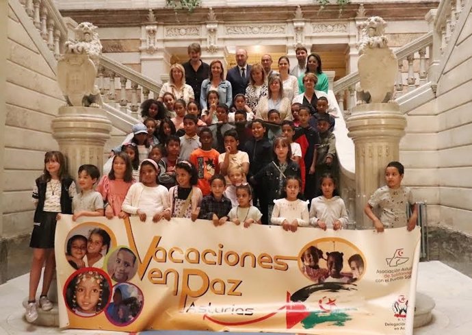 Visita de niños saharauis a la Junta General del Principado de Asturias