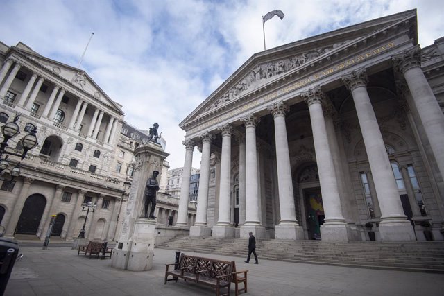 Archivo - 30 March 2020, England, London: A man walks past the Royal Exchange and the Bank of England as the UK continues in lockdown to help curb the spread of coronavirus. Photo: Victoria Jones/PA Wire/dpa
