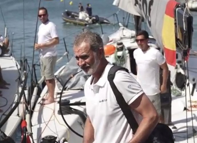 El Rey Felipe VI subido a bordo del Aifos para participar en el cuarto día de regatas.