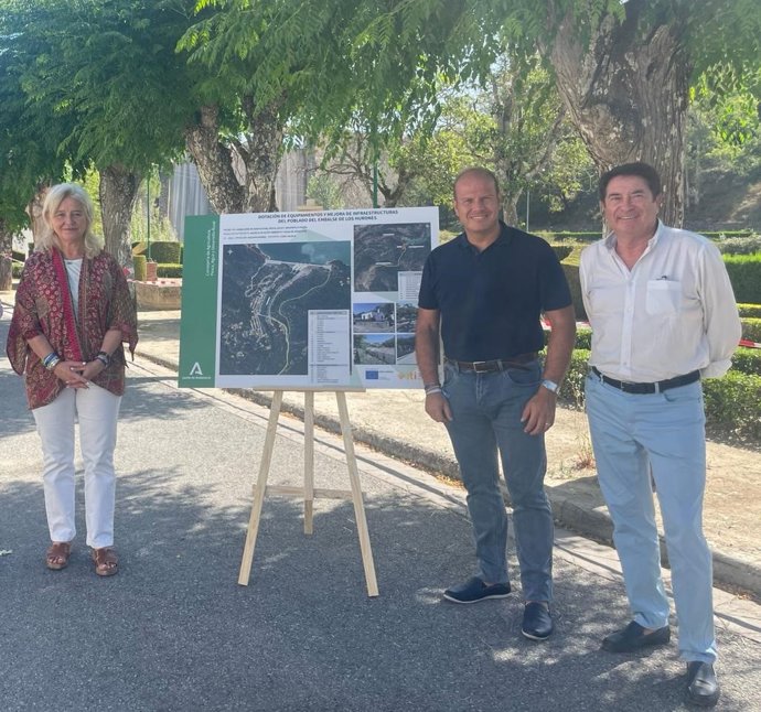 La delegada del Gobierno de la Junta de Andalucía en Cádiz, Mercedes Colombo, visita el poblado del embalse de Los Hurones (Cádiz)