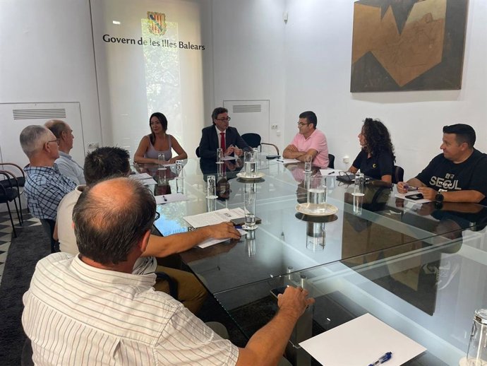 La consellera de Vivienda, Territorio y Movilidad, Marta Vidal, y el conseller de Economia, Hacienda e Innovación, Antoni Costa, reunidos con el sector del taxi