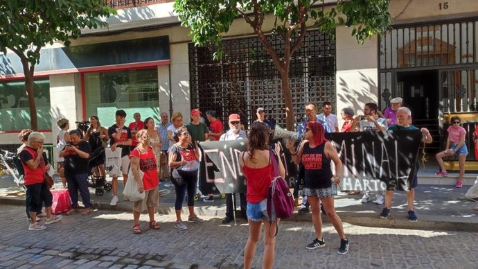 Concentración a las puertas de la Consejería de Industria de la Junta en la calle Castelar.
