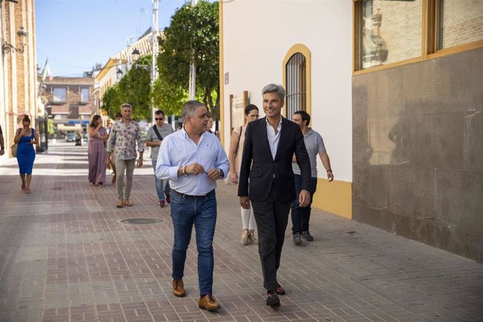 Andrés Lorite (dcha.) y Francisco Javier Ruiz (izda.) caminan por Fuente Palmera.
