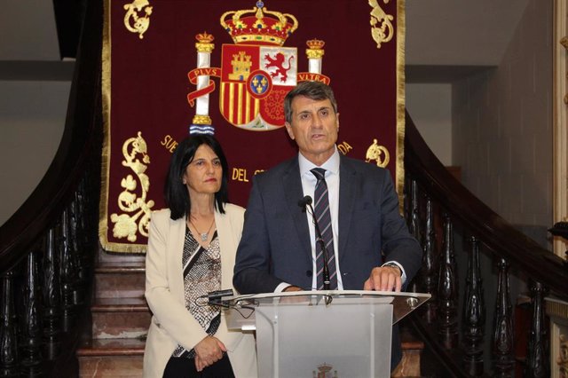 Archivo - El delegado del Gobierno en Andalucía, Pedro Fernández, junto a la subdelegada del Gobierno en Granada, Inmaculada López Calahorro, en una foto de archivo.