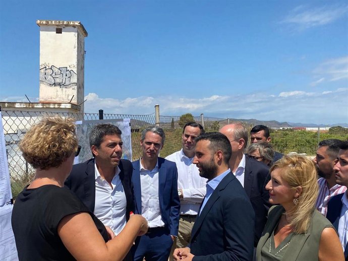 El presidente de la Generalitat, Carlos Mazón, en su visita a las obras de urbanización de Parc Sagunt II