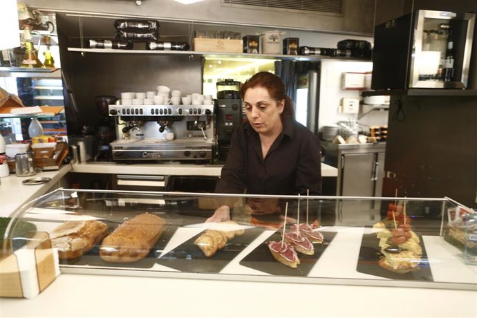 Archivo - Camarera trabajando. Imagen de archivo.