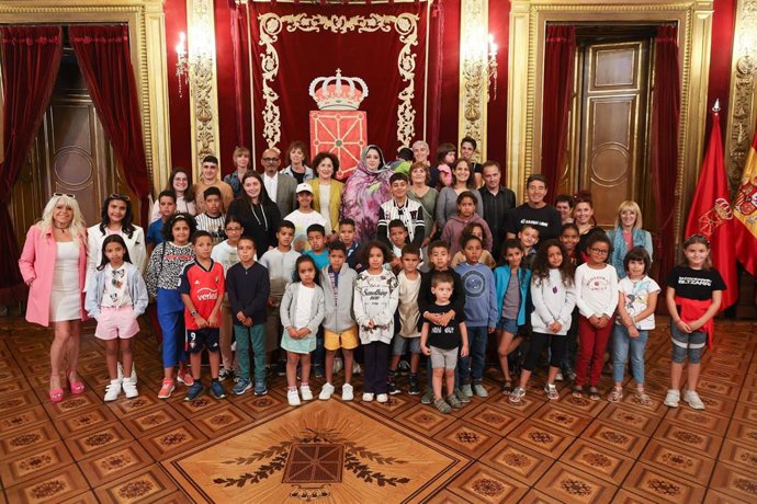 Foto de grupo de los niños y niñas con sus familias de adopción y la consejera Maeztu