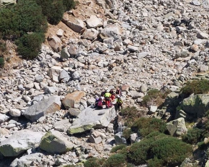 El Grupo de Rescate de Castilla y León auxilia a un grupo de seis montañeros enriscados en la zona del Pico Almanzor.