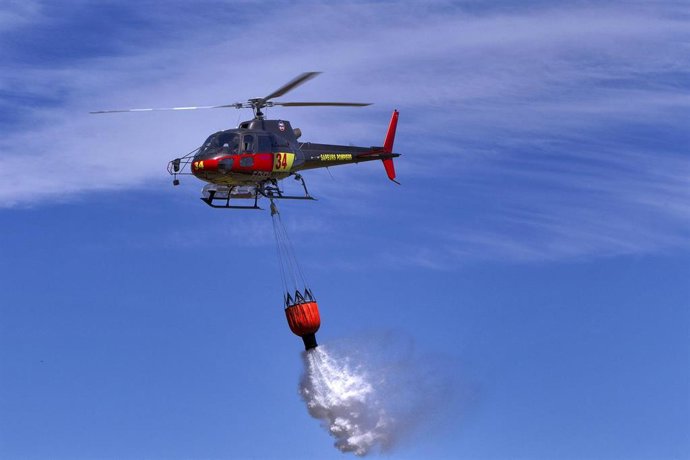 Archivo - Helicóptero de Bomberos de Francia