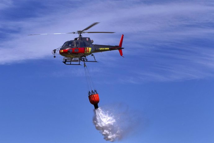 Archivo - July 7, 2020, Castries, Occitanie, France: Guillaume Bonnefont/IP3, Castries, France le 7 juillet 2020.  Presentation du nouveau materiel des pompiers de l Herault a Castries. Demonstration d un helicoptere qui capte de l eau dans une petite p