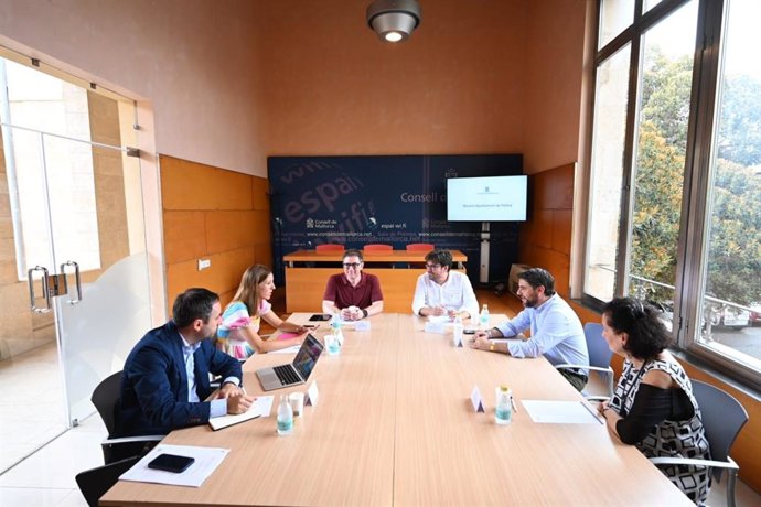 Los equipos de Cultura del Consell de Mallorca y del Ayuntamiento de Palma reunidos en la Misericrdia