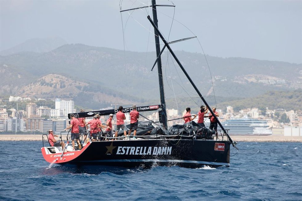 El 'Estrella Damm' de Luis Martínez Doreste desarbola antes de la primera prueba de la serie final de la Copa del Rey MAPFRE de vela