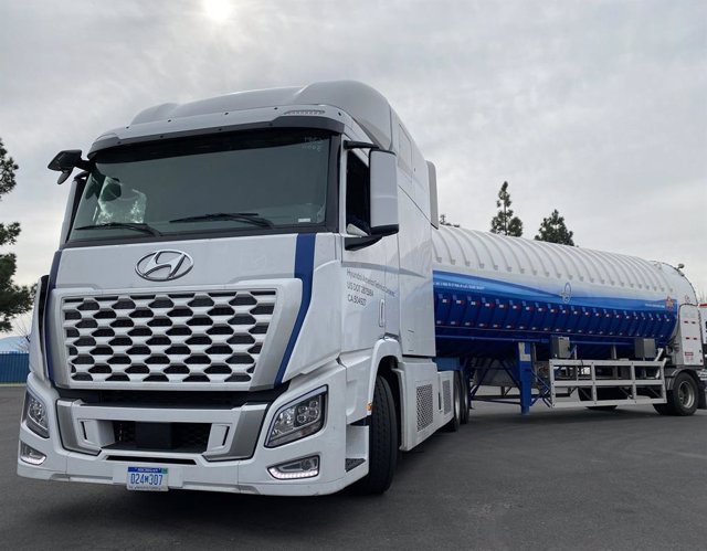 The First Element liquid hydrogen trailer being hauled by a Hyundai XCIENT Class 8 fuel cell truck. Starting in October FirstElement will be refueling 30 Hyundai XCIENT trucks as they service routes throughout California. FirstElement is celebrating its 1
