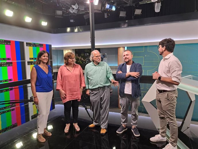 La consellera de Presidencia y Administraciones Públicas, Antnia Estarellas, visita las instalaciones de IB3