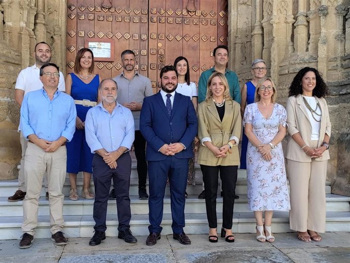 La presidenta de la Diputación de Cádiz, Almudena Martínez, junto a los integrantes del nuevo Gobierno local de Arcos de la Frontera (Cádiz) en su primera visita institucional a este municipio