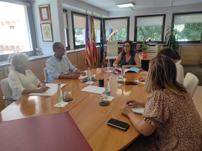 La consellera de Salud, Manuela García, la directora general de Salud Pública, Antonia Elena Esteban, y los representantes del Colegio de Psicología de Baleares, Javier Torres y María José Martínez.