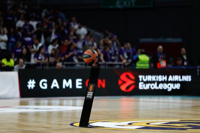 Archivo - Ball of the match during a EuroLeague basketball match.