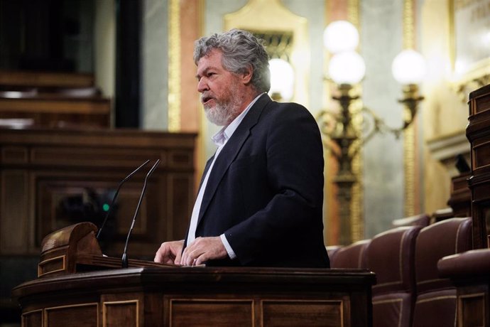 Archivo - El diputado de Unidas Podemos Juantxo López de Uralde durante una interpelación en una sesión de control al Gobierno, en el Congreso de los Diputados, a 17 de mayo de 2023, en Madrid (España). Durante la sesión de control, el Gobierno responde