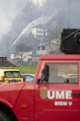 Archivo - Un camión de la UME en el incendio del concejo de Tineo, a 31 de marzo de 2023, en Navelgas, Tineo, Asturias (España). El Servicio de Emergencias del Principado de Asturias (SEPA) contabiliza a las 20.00 horas de este viernes 96 incendios fore