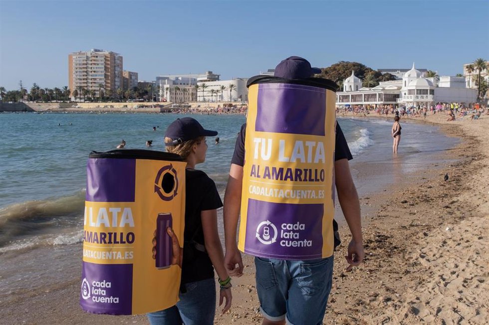 Educadores ambientales de Cada Lata Cuenta en una de las playas de Cádiz