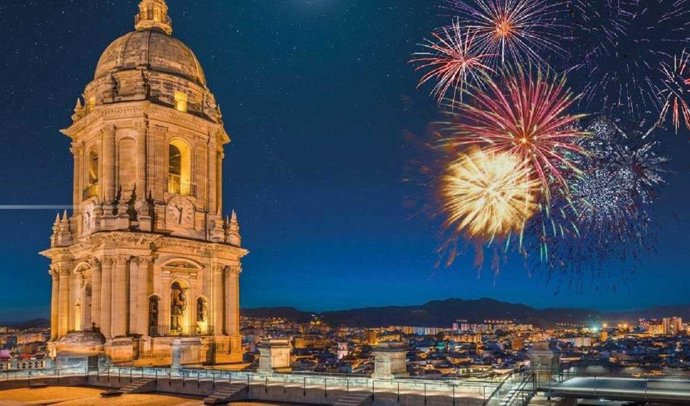 Fuegos artificiales desde las cubiertas de la Catedral de Málaga