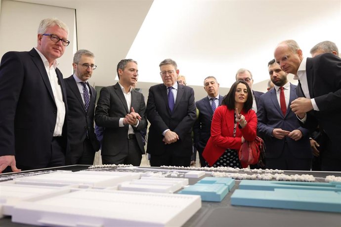 Archivo - El presidente de la Generalitat, Ximo Puig, (c)visita a la planta de fabricación de celdas de baterías para vehículos eléctricos que tiene en Salzgitter (Alemania) PowerCo, filial de Volkswagen que construirá la gigafactoría de Sagunt