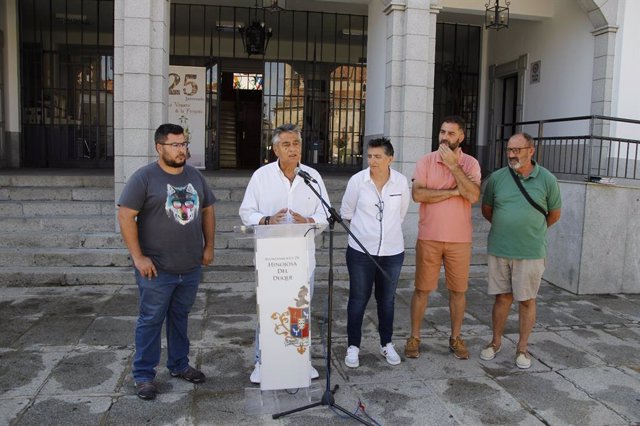 Matías González ofrece la rueda de prensa a las puertas del Consistorio hinojoseño.