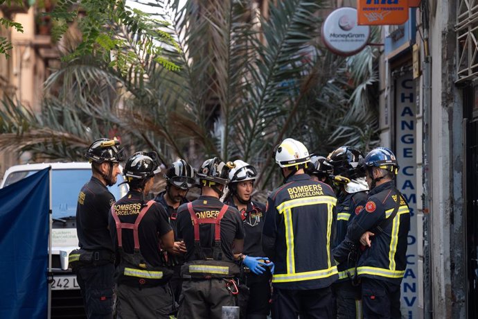 Els Bombers de Barcelona treballen en l'operatiu per la mort d'una dona en caure-li damunt una palmera al Raval de Barcelona.