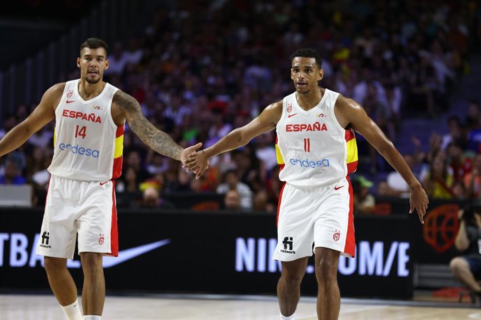 Archivo - Sebas Diaz of Spain celebrates a point with Willy Hernangomez during the basketball friendly national match played between Spain Team and Greece Team at Wizink Center pavilion on August 11, 2022, in Madrid, Spain.