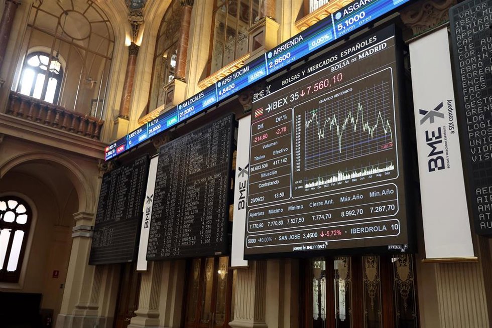 Archivo - Un panel del Ibex 35 en el Palacio de la Bolsa, a 23 de septiembre de 2022, en Madrid (España).