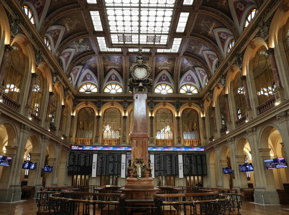 Archivo - Vista de varios paneles del Ibex 35 en el Palacio de la Bolsa de Madrid (España).
