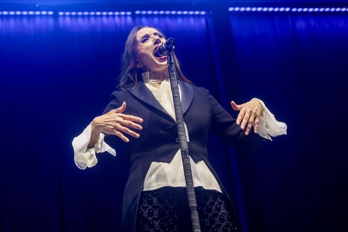 Archivo - La cantante Luz Casal durante una actuación en las Noches del Botánico, a 23 de junio de 2023, en Madrid (España).