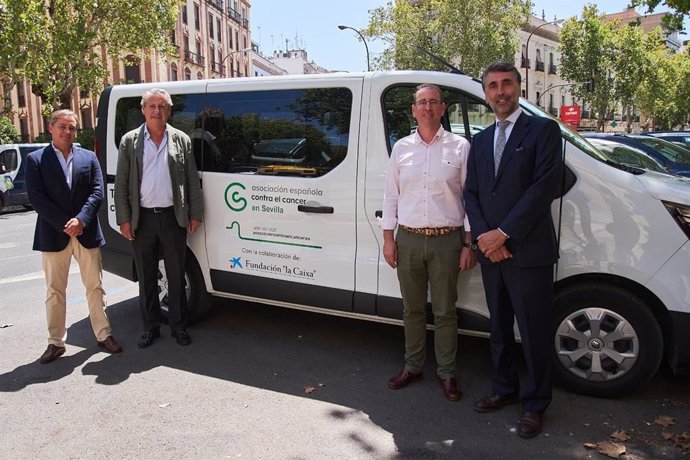 Nueva furgotena de la Asociación Española Contra el Cáncer (AECC) en Sevilla.