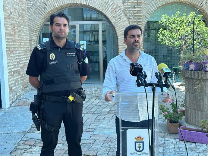 Rueda de prensa del alcalde de Lora del Río, José Manuel Arancón, y el subinspector jefe de la Policía Local, Felipe Núñez en Lora del Río (Sevilla).