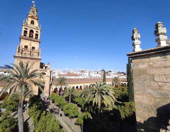 Vista de la torre campanario y del Patio de los Naranjos de la Mezquita-Catedral de Córdoba.
