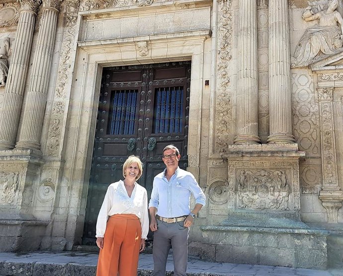 La alcaldesa de Jerez, María José García-Pelayo, junto al consejero de Industria, Jorge Paradela, durante una visita al municipio de Jerez (Cádiz)