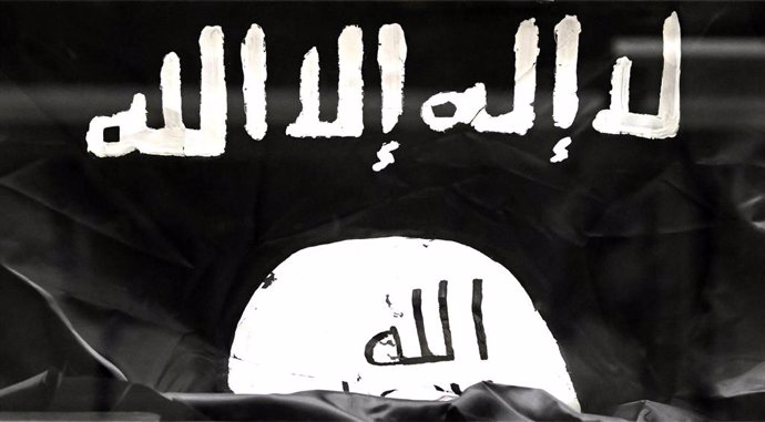 Archivo - Una bandera de Estado Islámico 