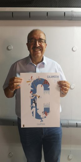 El alcalde de Calamocha, Manuel Rando, con el cartel de las fiestas de la localidad.