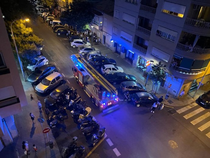 Dotaciones de bomberos desplegadas para sofocar un incendio en una vivienda en la barriada de Es Fortí de Palma.