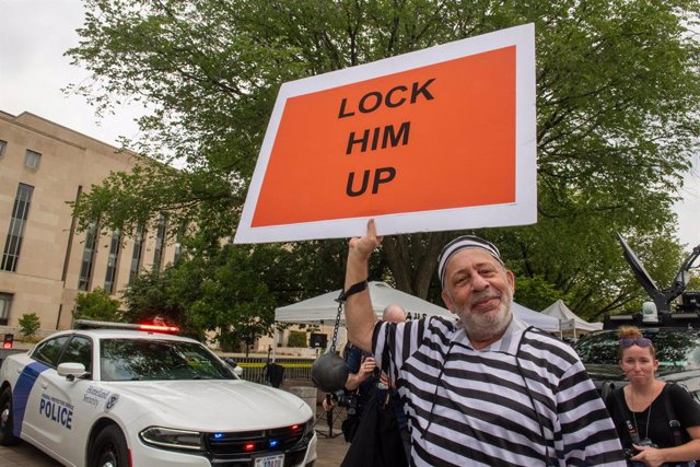 August 3, 2023, Washington DC, Illinois, USA: THURSDAY, August 3, Washington DC: Domenic Santella dresses in a prison costume in front of the E. Barret Prettyman US Federal Courthouse to protest former president Donald Trump as Trump is arraigned on feder