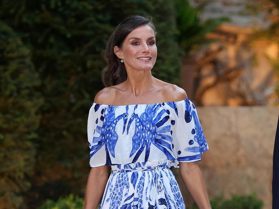 La Reina Letizia durante la recepción ofrecida a las autoridades y una representación de la sociedad balear en el Palacio de Marivent