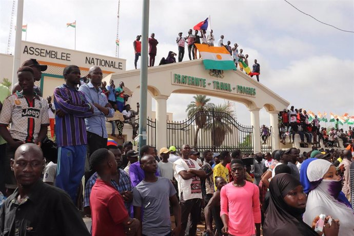 Manifestantes participan en una protesta en apoyo de los golpistas en la capital de Níger, Niamey.